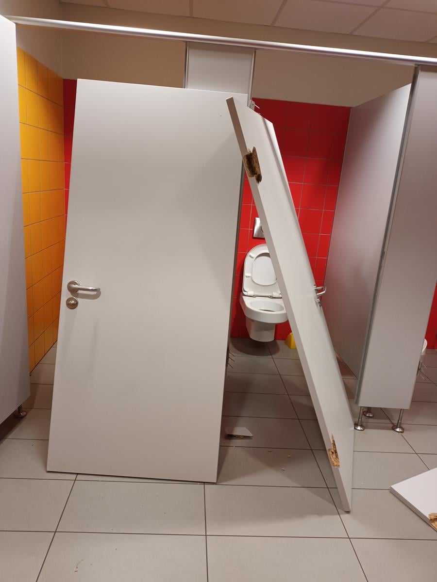 Dewastacja toalet publicznych w Tychach