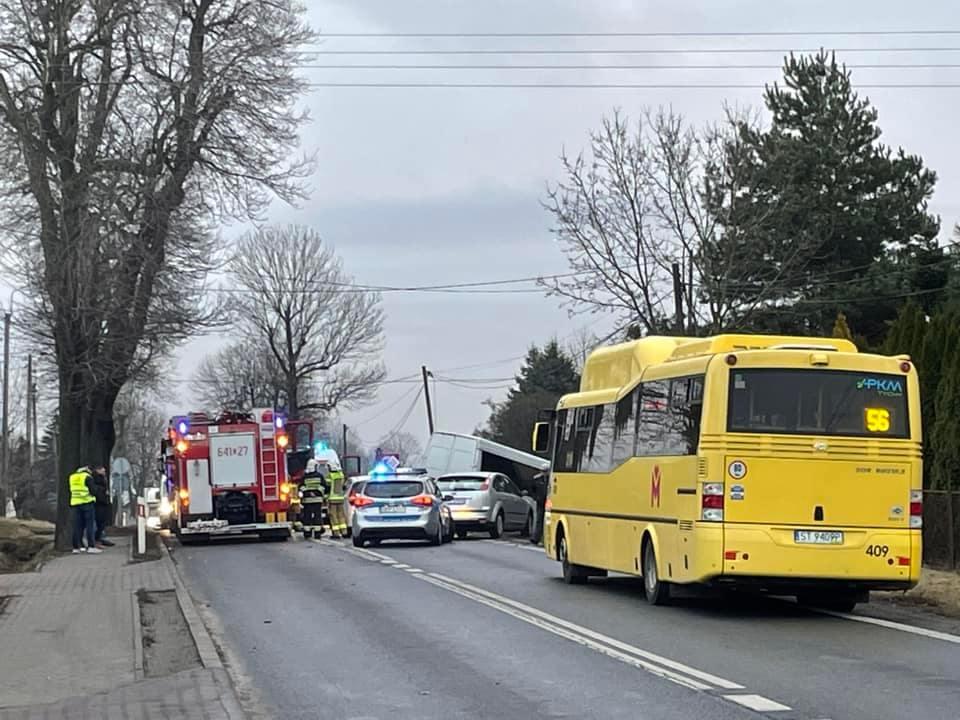 Wypadek busa i osobówek w Bieruniu na ulicy Warszawskiej