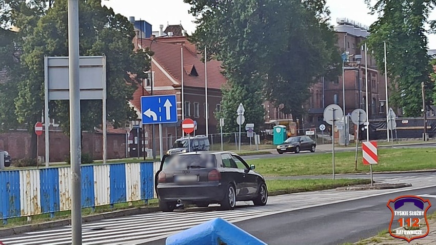 Kierowca Audi wjechał w znaki na al. Bielskiej