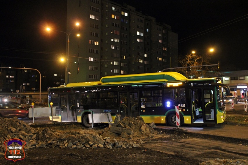 Autobus wpadł do wykopu w Tychach