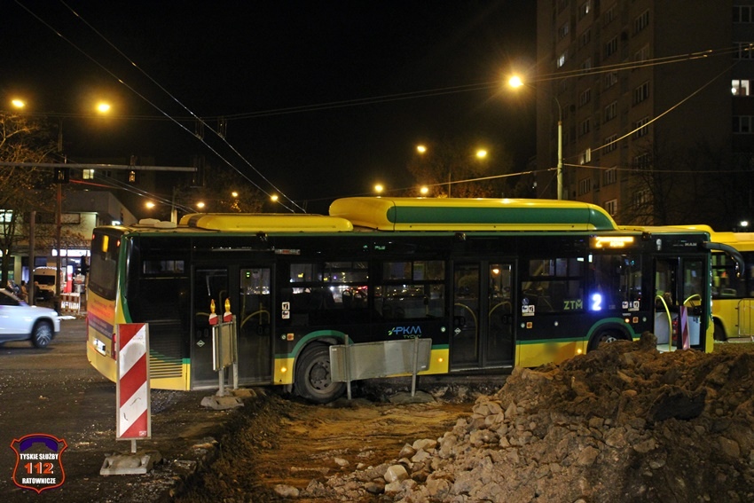 Autobus wpadł do wykopu w Tychach