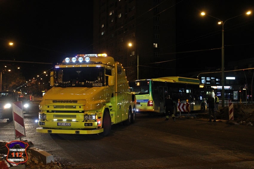 Autobus wpadł do wykopu w Tychach