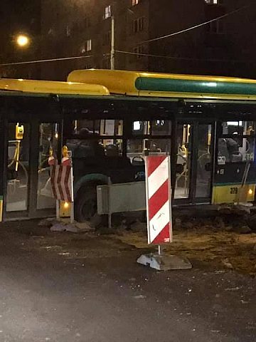 Autobus wpadł do wykopu w Tychach Autobus wpadł do wykopu w Tychach
