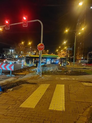 Autobus wpadł do wykopu w Tychach Autobus wpadł do wykopu w Tychach