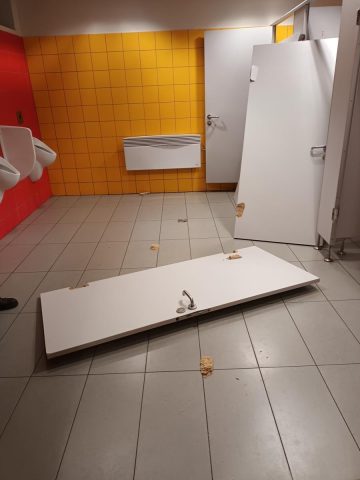 Dewastacja toalet publicznych w Tychach Dewastacja toalet publicznych w Tychach