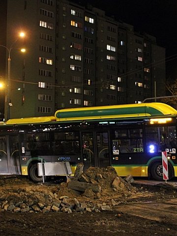 Autobus wpadł do wykopu w Tychach Autobus wpadł do wykopu w Tychach