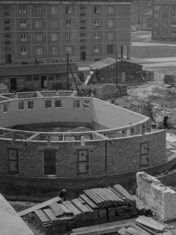 Komenda Powiatowej Milicji Obywatelskiej w Tychach - ok. 1963 r. Komenda Powiatowej Milicji Obywatelskiej w Tychach - ok. 1963 r.