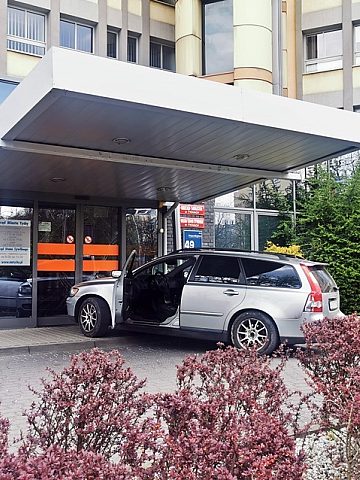 Staranował drzwi urzędu miasta Staranował drzwi urzędu miasta