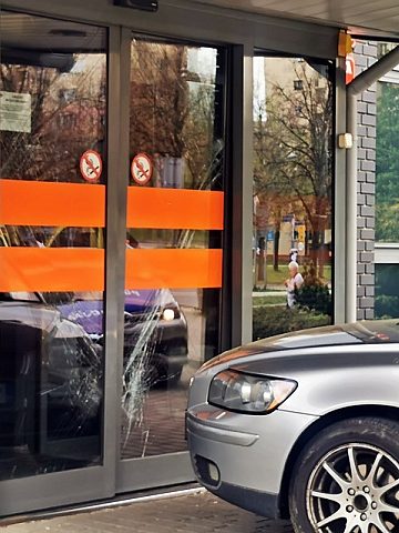 Staranował drzwi urzędu miasta Staranował drzwi urzędu miasta