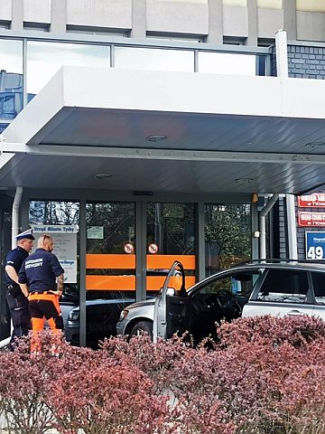 Staranował drzwi urzędu miasta Staranował drzwi urzędu miasta