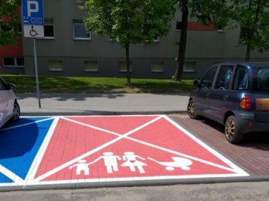 Różowe miejsce parkingowe przy MOPS Tychy Różowe miejsce parkingowe przy MOPS Tychy