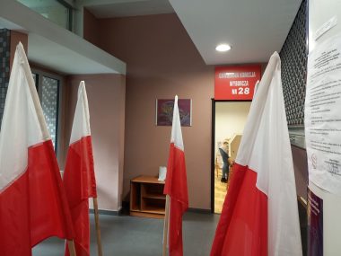 Prezydenci do parlamentu, komisarze do miast. I to na długo Lokal wyborczy