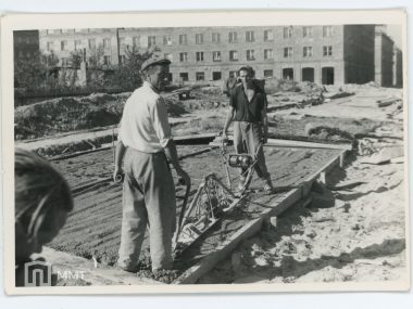 Z. Kubski 28 lat fotografował, jak budowały się i żyły Tychy Prace przy nawierzchni w Tychach