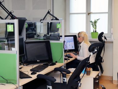 Poszukiwani są operatorzy numeru alarmowego 112. Wolnych jest 40 stanowisk Poszukiwani są operatorzy numeru alarmowego 112. Wolnych jest 40 stanowisk