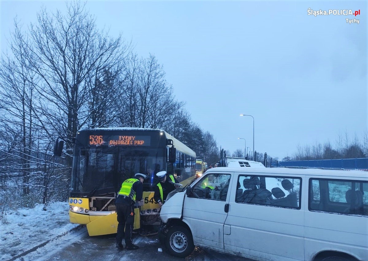 Wypadek z udziałem autobusa PKM Tychy