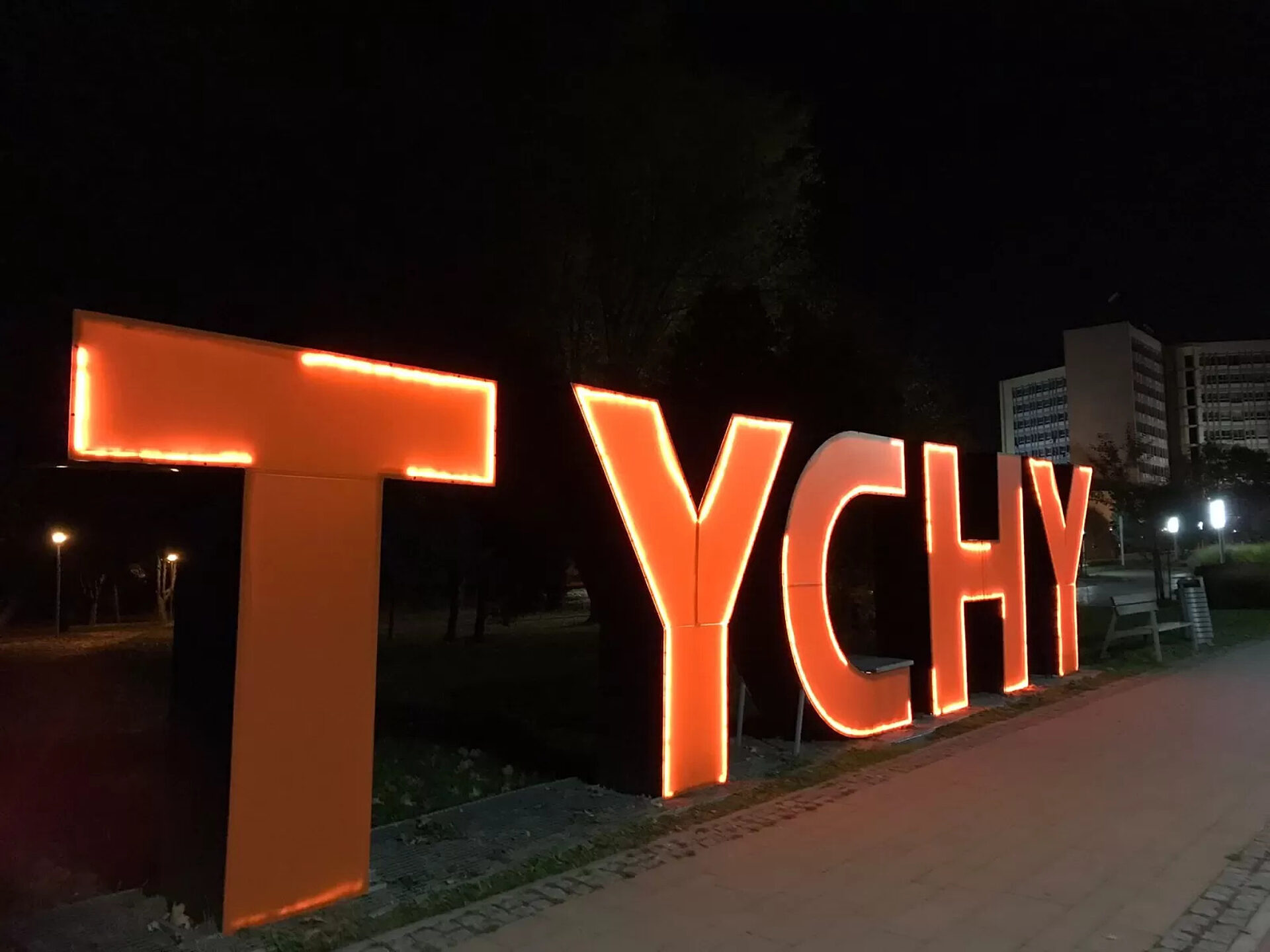 Napis "Tychy,x podświetlony 19 listopada 2023 Napis "Tychy,x podświetlony 19 listopada 2023