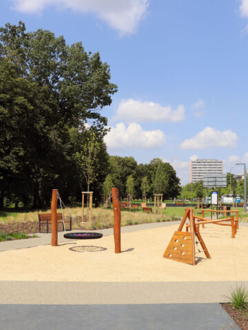 Nowy plac zabaw i skwer Przy Dabrowskiego w Tychach Nowy plac zabaw i skwer Przy Dabrowskiego w Tychach