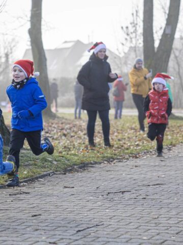 Trzeci tyski bieg mikolajkowy dla dzieci w parku suble 08 12 2024 c40b Trzeci tyski bieg mikolajkowy dla dzieci w parku suble 08 12 2024 c40b