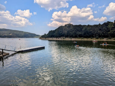 Jezioro Żywieckie. Wycieczka nie tylko na ciepłe dni Na szlaku wzdłuż Jeziora Żywieckiego